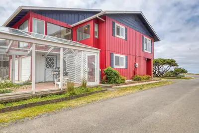 Image de Enjoy sweeping ocean views as you cook & walk to the beach