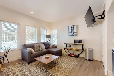 Image de Adorable Bend townhome with ideal location, kitchenette & central Ac