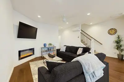 Image de Beautiful, Spacious Townhome close to downtown & Uo, with WiFi, Ac, Fireplace