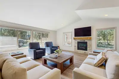Image de Remodeled Luxury Home with private hot tub, patio-balcony, & Sharc Passes