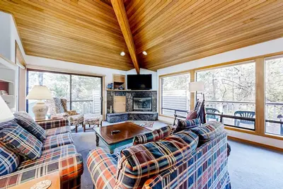 Image de Spacious home with private hot tub, deck, fireplace, & W&D