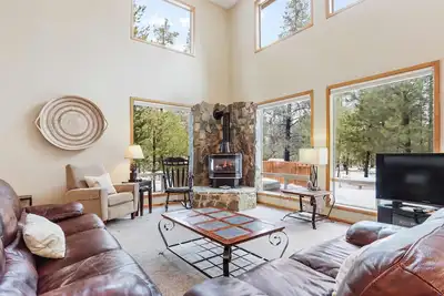 Image de Spacious Two-Story Home Near Sunriver with Private Hot Tub, Central Ac, Free WiFi