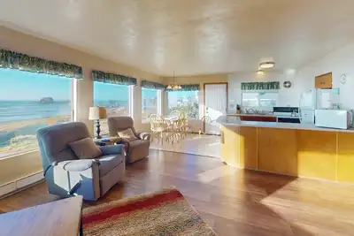 Image de Dog-friendly cottage on the bluff with unobstructed ocean views