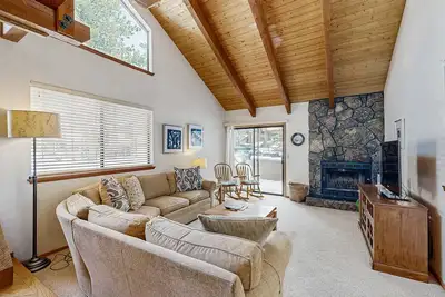 Image de Inviting condo with private sauna & wonderful shared amenities