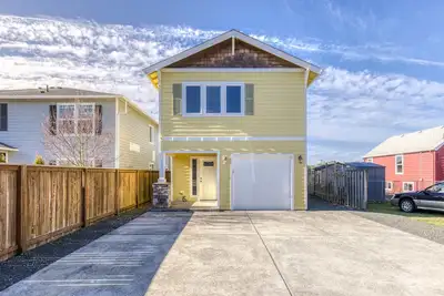 Image de Serene riverfront home with gas fireplace, W/D, balcony, patio, & board games