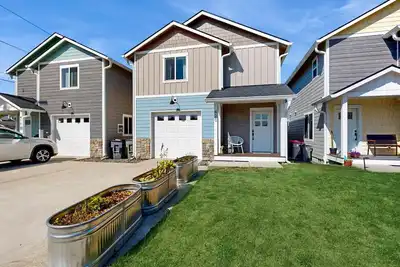 Image de Cozy townhome close to beach and ocean, with WiFi, streaming, and Bbq grill