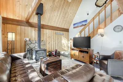 Image de Cozy cabin with three decks, Ev charger, & Sharc Passes - dog-friendly