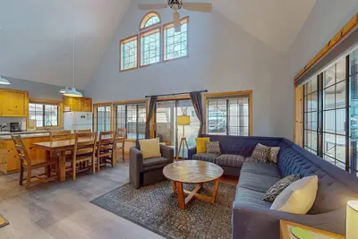 Image de Newly renovated home with private hot tub, deck, & Sharc passes