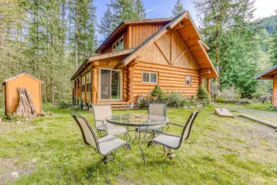 Image de Woodland home near golf & ski slopes with wraparound deck - dog-friendly