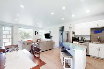 Image de Dog-Friendly Home with WiFi, Private Washer/Dryer, Balcony, and Two Living Rooms