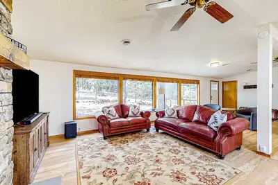 Image de Charming, single-level retreat with a gas fireplace, Ac, washer&dryer, & Sharc