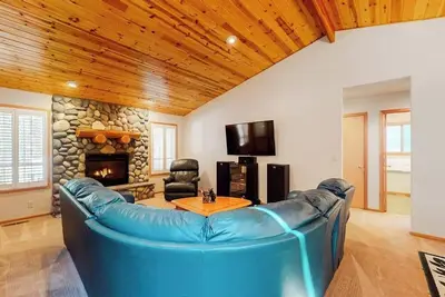 Image de Cozy home with private hot tub, patio dining, gas fireplace and full kitchen