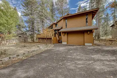 Image de Inviting Updated Sunriver Home in Great Location with Large Deck, Private Hot Tub