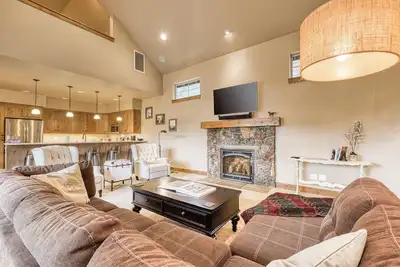 Image de Downtown Sisters home with private hot tub & fenced yard - dogs welcome