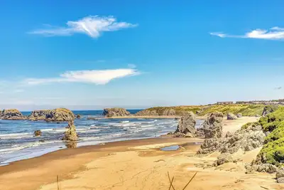 Image de Spacious home only 1 block from beach & across the street from horseback riding