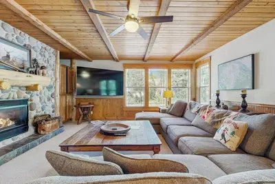Image de Lodge-style luxury in Sunriver - hot tub, fireplace, gas grill, games
