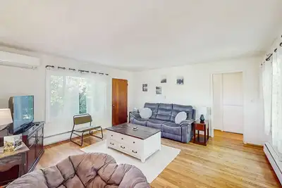 Image de Charming dog-friendly house and separate studio w/ grill, Wifi, washer and dryer