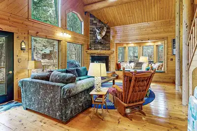 Image de Riverfront home with deck, fireplace, & salt water hot tub- near hiking & lake