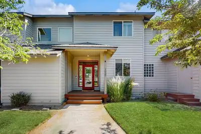 Image de Cozy Townhouse Overlooking 1st Tee - access to Eagle Crest Resort, Sports Center