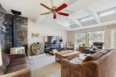 Image de Pet friendly home steps to Deschutes River with hot tub, foosball & play set
