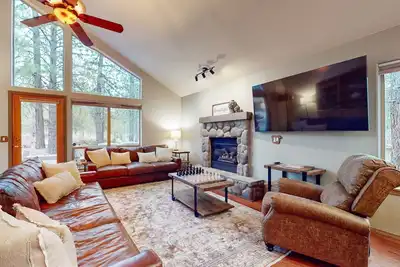 Image de Gorgeous home with private hot tub, Sharc passes, bikes, WiFi, streaming