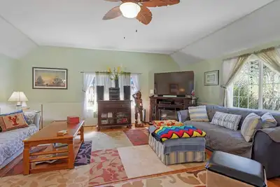 Image de Bright & roomy beach home w/ a furnished deck & ocean access