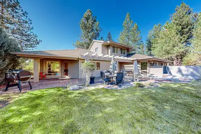 Image de Beautiful home with private hot tub, Sharc passes, fireplace, WiFi, ping pong