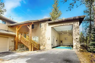 Image de Comfortable home with Sharc passes, private hot tub, balcony, & pickleball