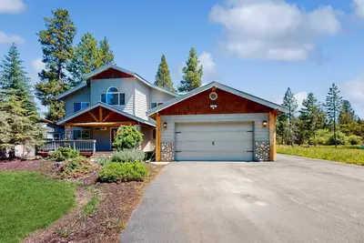 Image de Riverfront home close to Mt Bachelor with a private hot tub and dock