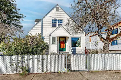 Image de Renovated home in central location with hot tub, theater, fast wifi & work desks