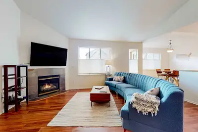 Image de Dog-friendly home with enclosed yard, fireplace, W&D, central Ac, & streaming