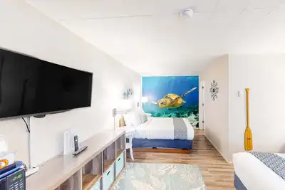 Image de Retro-fun beach suite near beach with fast WiFI - walk to downtown shops