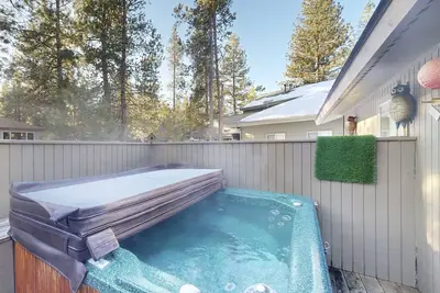 Image de Serene home with deck, private hot tub, shared pool - plus 8 Sharc passes