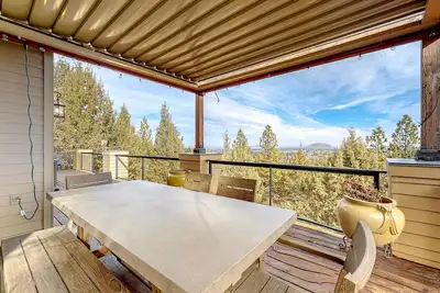 Image de Stunning Bend Home on the Hill with Private Hot Tub, City Views, & Game Room
