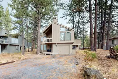 Image de Charming home with fireplace, hot tub, WiFi, Sharc access, bikes