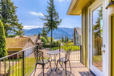 Image de Lovely house with river & mountain views, deck, grill, washer&dryer & wood stove