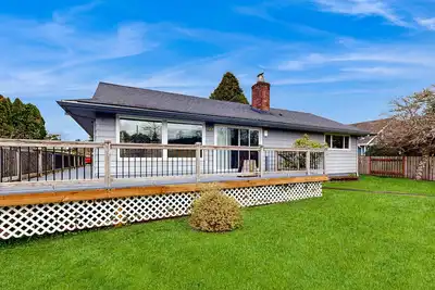 Charming riverfront home with deck, WiFi, streaming, W&D - 7 blocks to the beach