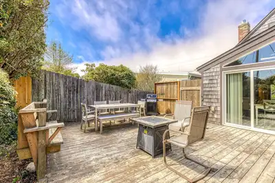 Image de Updated Dog-Friendly House with Private Hot Tub - 1/2 Block from Beach