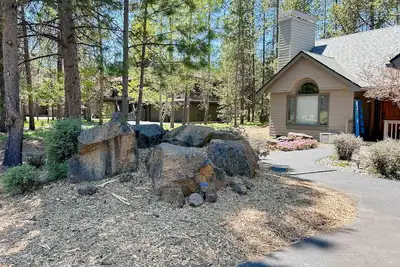 Image de Soothing home with hot tub, pool, tennis court, gas grill, deck, & full kitchen