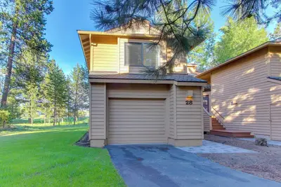 Image de Updated Townhome with Golf Course Views & Private Hot Tub, 8 Sharc Passes