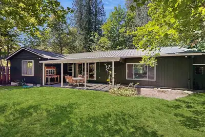 Image de Spacious home with full kitchen, wifi, private backyard & grill