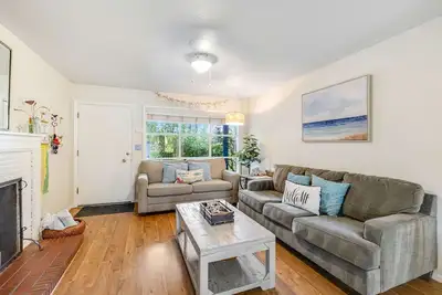 Image de Dog-Friendly Home withFenced Oasis, Gas Grill - Walk Everywhere