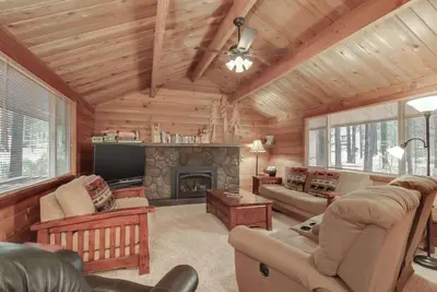 Image de Woodsy Cabin with Private Hot Tub, Game Tables & 8 Sharc Passes - Dogs Ok
