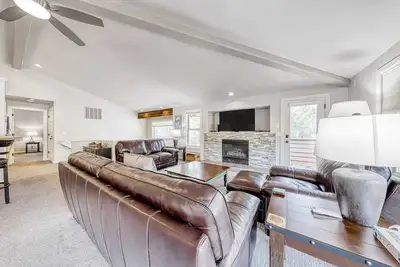 Image de Relaxing getaway with a private hot tub, grill & 10 Sharc passes