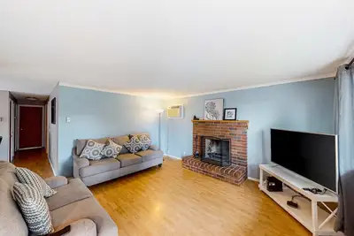 Image de Cute, cozy home with fenced backyard & grill - close to heart of Eugene