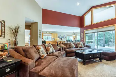 Image de Sophisticated home with a private hot tub, pool table, bikes & Sharc Passes
