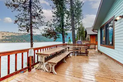 Image de Classic lakefront home with private hot tub, fireplace & washer&dryer