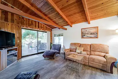 Image de Riverfront Home near the Ocean with Private Hot Tub, Firepit, WiFi - 2 Dogs Ok