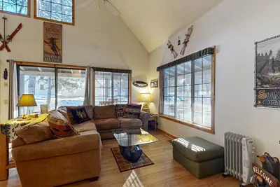 Image de Home with spacious deck with private hot tub & Sharc access