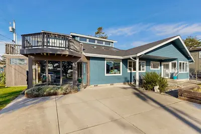 Image de Beautiful oceanview home with enclosed yard, washer/dryer, WiFi, & Netflix